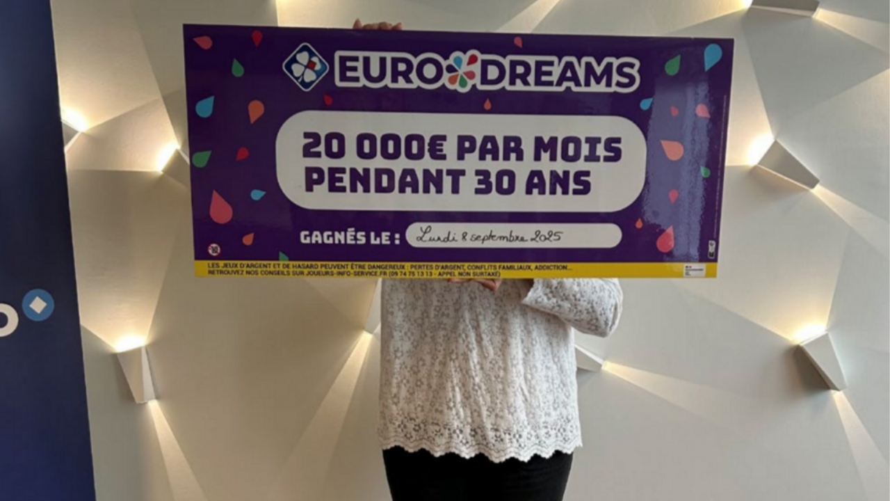 La grande gagnante EuroDreams pose avec son gros chèque